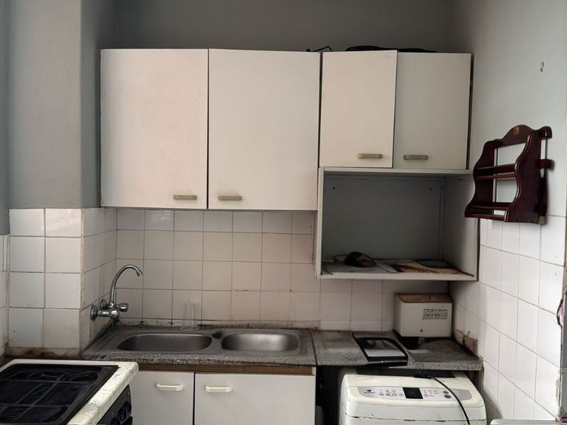 2.5 Bedrooms, 1 Bathroom Apartment For Sale In Bulwer, Durban - Photo 2