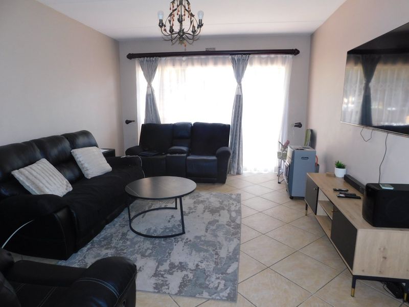 Two-bed apartment/flat in Buccleuch,Sandton -secure now!! - Photo 6