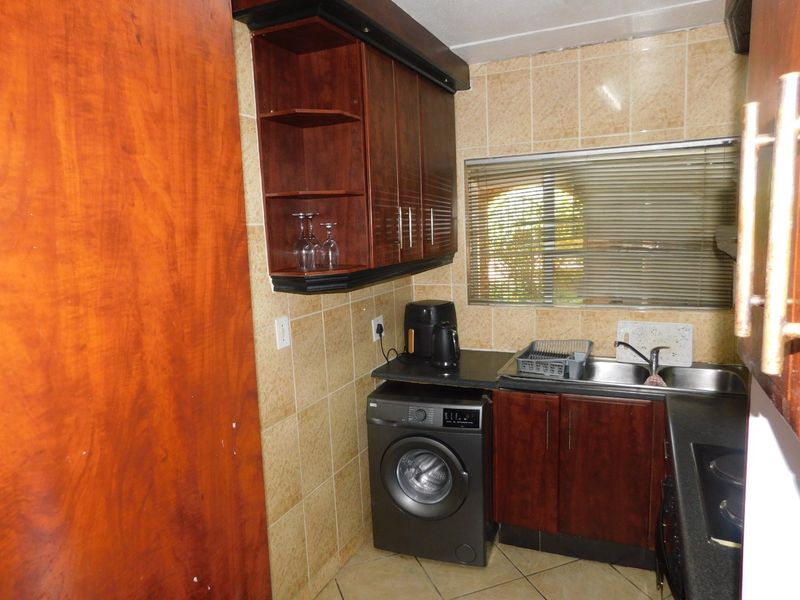 Two-bed apartment/flat in Buccleuch,Sandton -secure now!! - Photo 2