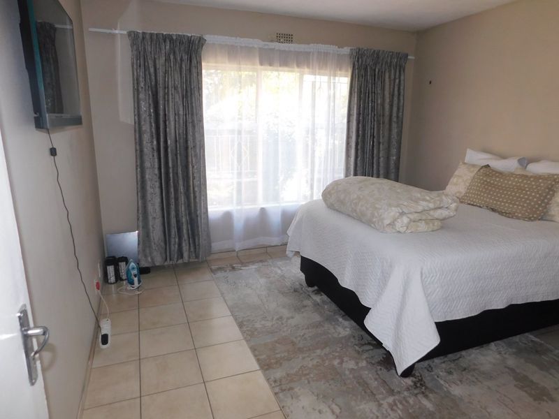 Two-bed apartment/flat in Buccleuch,Sandton -secure now!! - Photo 9