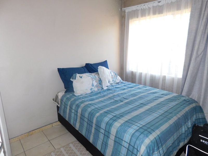 Two-bed apartment/flat in Buccleuch,Sandton -secure now!! - Photo 10