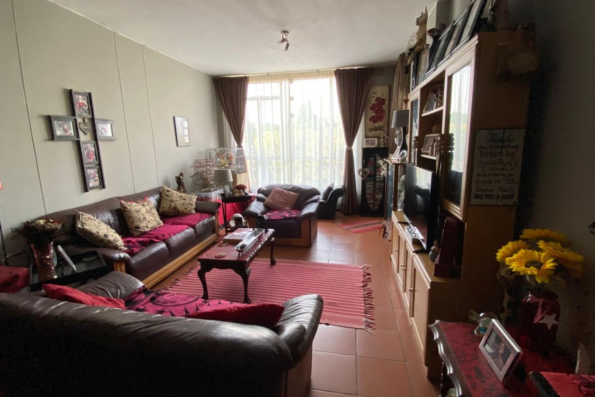 Modern Upstairs 3-Bedroom Apartment with Balcony for Sale - Photo 4