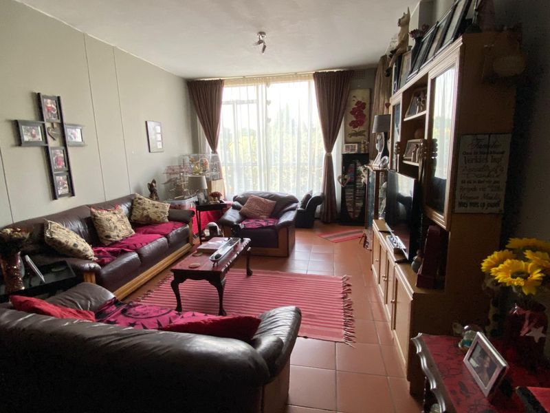 Modern Upstairs 3-Bedroom Apartment with Balcony for Sale - Photo 4