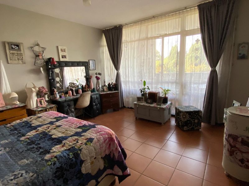 Modern Upstairs 3-Bedroom Apartment with Balcony for Sale - Photo 9