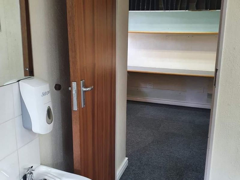 Doctor's room or offices - Photo 10