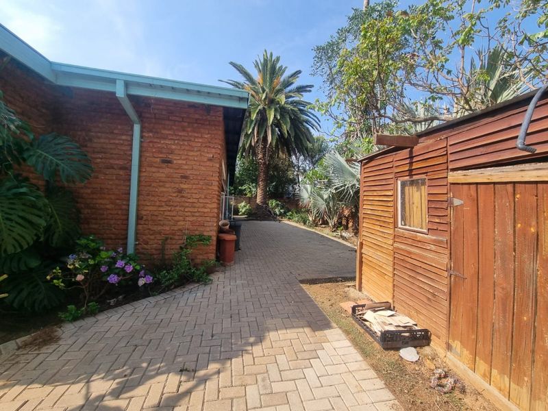 FOUR BEDROOM FREESTANDING HOUSE IN FAUNA PARK POLOKWANE! - Photo 5