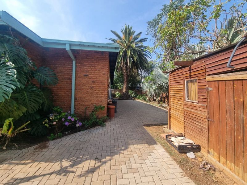 FOUR BEDROOM FREESTANDING HOUSE IN FAUNA PARK POLOKWANE! - Photo 6