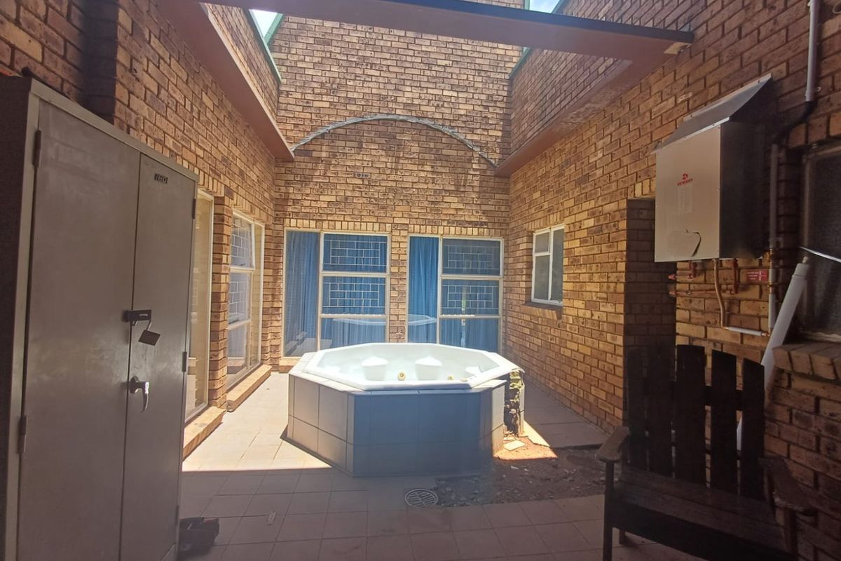 Beautiful Family Home with Flatlet in Vaal Park, Orkney - Photo 5