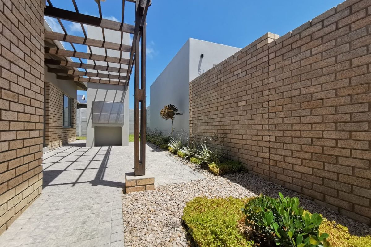 AFFORDABLE CONTEMPORARY ESTATE LIVING MINUTES FROM GEORGE - Photo 2