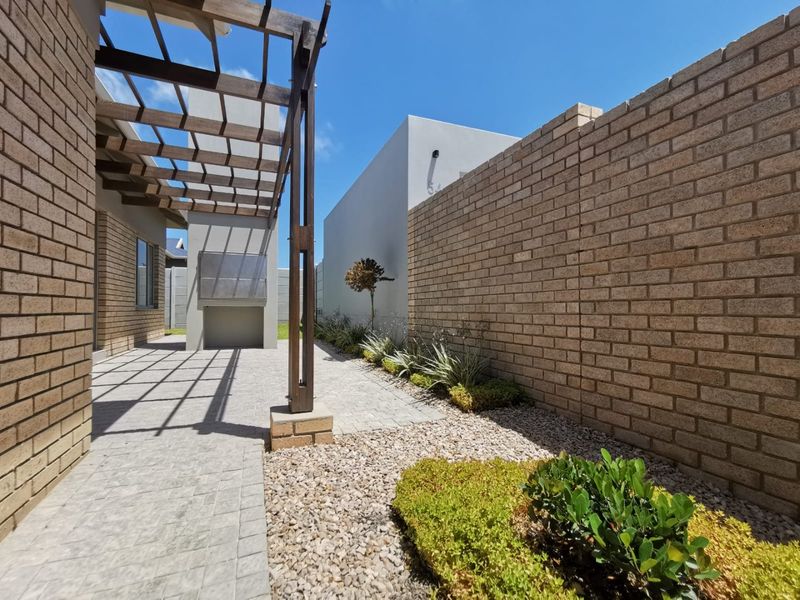 AFFORDABLE CONTEMPORARY ESTATE LIVING MINUTES FROM GEORGE - Photo 2