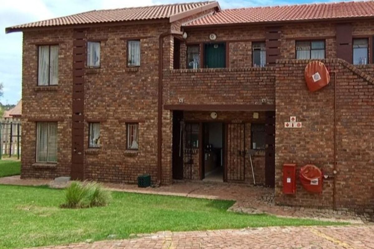 2-Bedroom, 1-Bathroom  Apartment for Sale in olievenhoutbos  - Photo 4