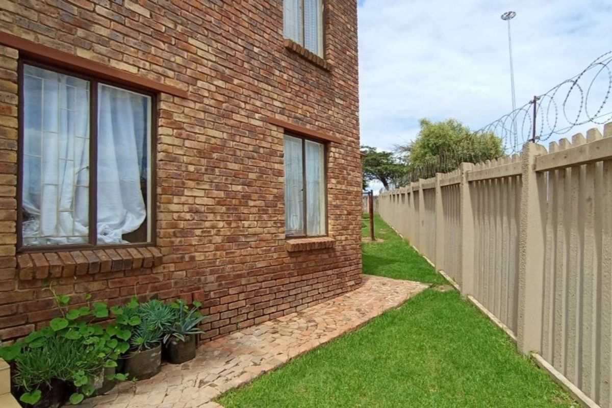 2-Bedroom, 1-Bathroom  Apartment for Sale in olievenhoutbos  - Photo 2