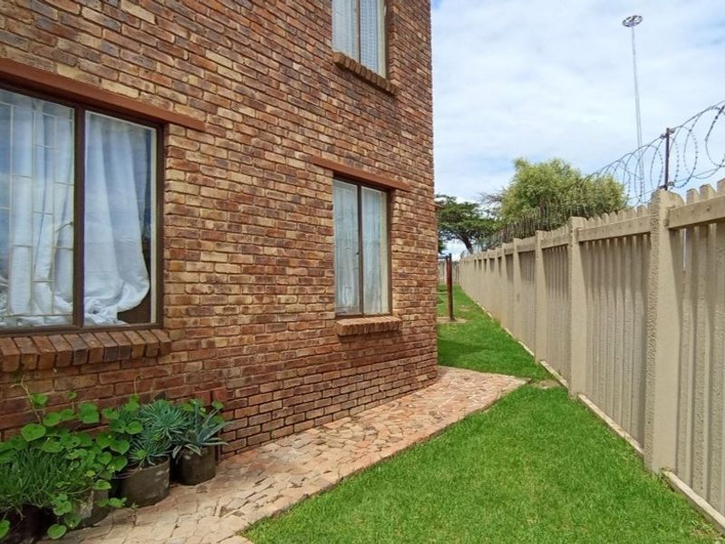 2-Bedroom, 1-Bathroom  Apartment for Sale in olievenhoutbos  - Photo 2
