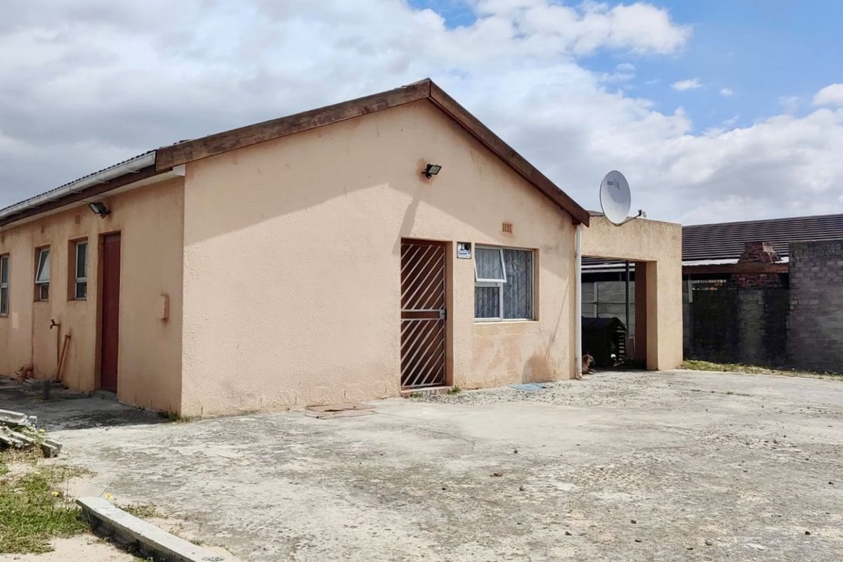 Three Bedroom, Two Bathroom House For Sale  - Photo 4