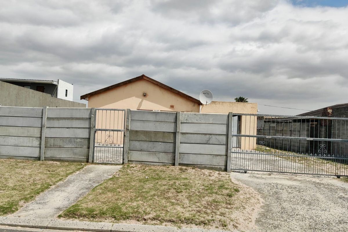 Three Bedroom, Two Bathroom House For Sale  - Photo 2