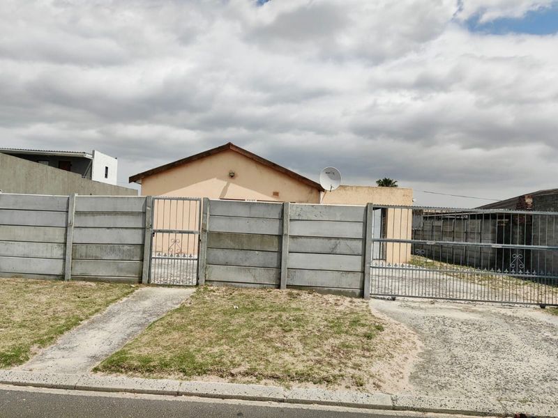 Three Bedroom, Two Bathroom House For Sale  - Photo 2