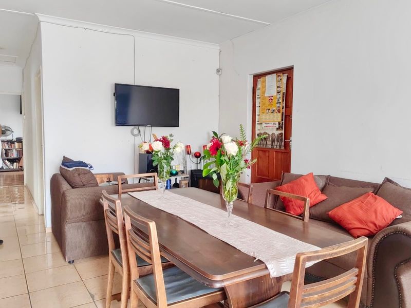 Three Bedroom, Two Bathroom House For Sale  - Photo 8