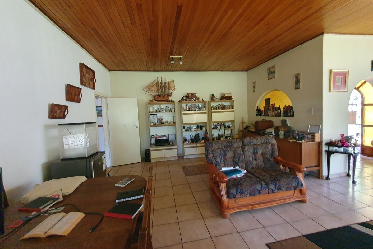 FAMILY HOUSE IN PRETORIA GARDENS - Photo 5