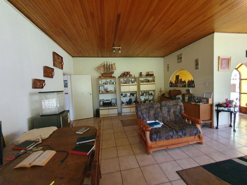 FAMILY HOUSE IN PRETORIA GARDENS - Photo 5