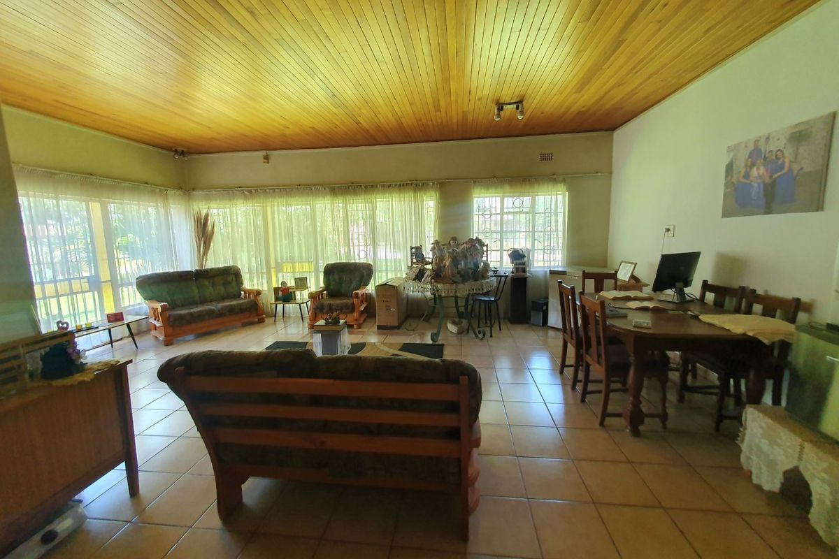 FAMILY HOUSE IN PRETORIA GARDENS - Photo 4