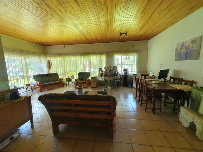 FAMILY HOUSE IN PRETORIA GARDENS - Photo 4