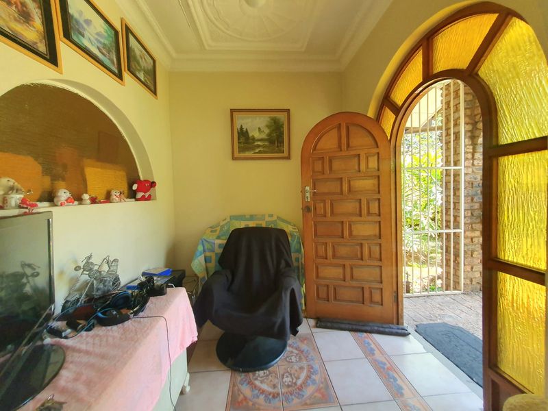 FAMILY HOUSE IN PRETORIA GARDENS - Photo 9