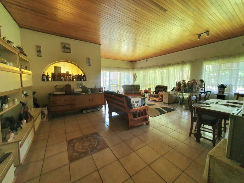 FAMILY HOUSE IN PRETORIA GARDENS - Photo 7