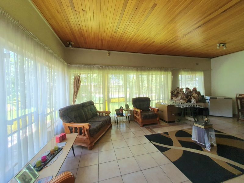 FAMILY HOUSE IN PRETORIA GARDENS - Photo 6