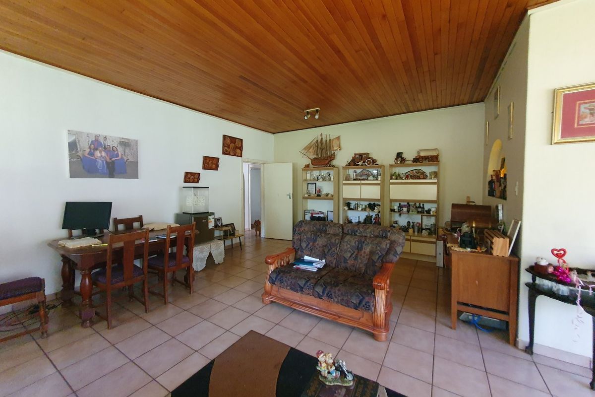 FAMILY HOUSE IN PRETORIA GARDENS - Photo 3