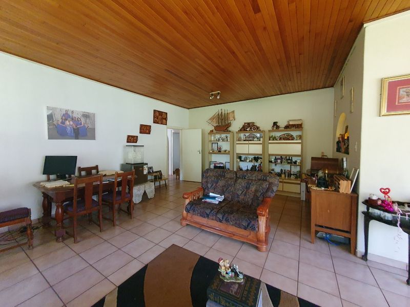 FAMILY HOUSE IN PRETORIA GARDENS - Photo 3