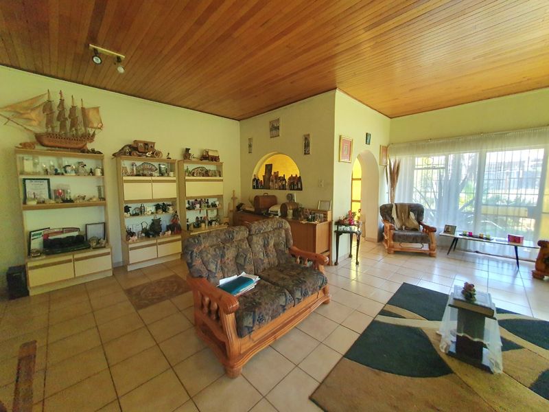 FAMILY HOUSE IN PRETORIA GARDENS - Photo 2