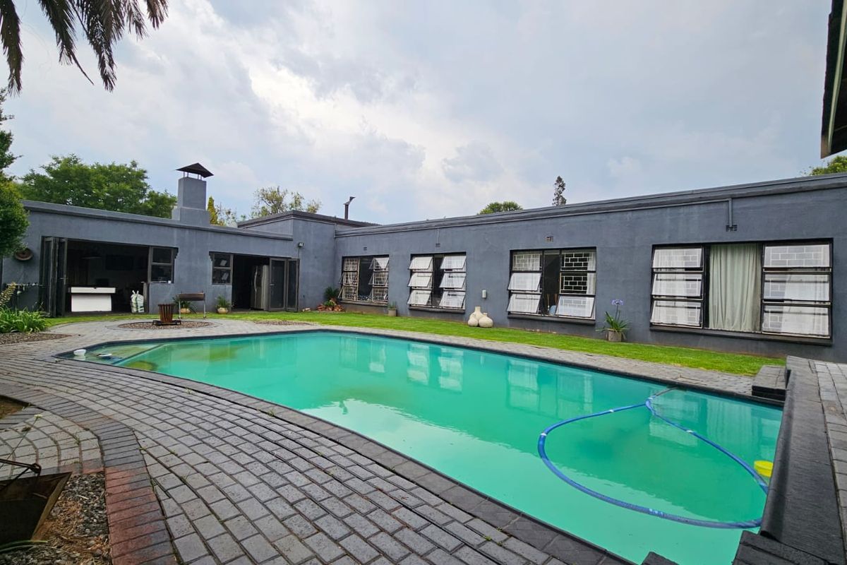 Contemporary Five Bedroom Home in Vanderbijlpark - Photo 5