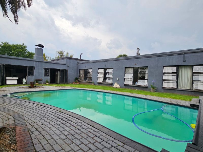 Contemporary Five Bedroom Home in Vanderbijlpark - Photo 5