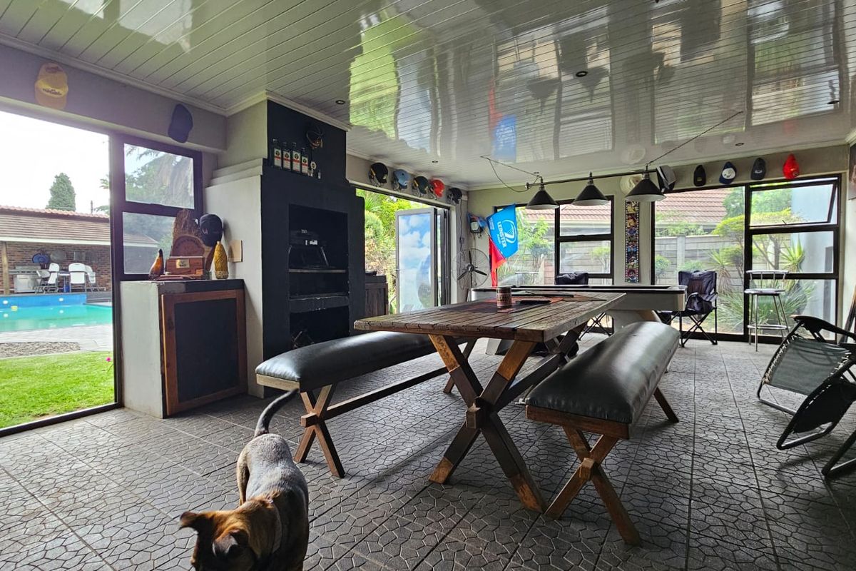 Contemporary Five Bedroom Home in Vanderbijlpark - Photo 2