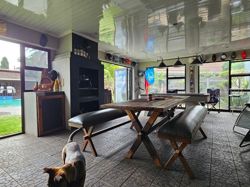 Contemporary Five Bedroom Home in Vanderbijlpark - Photo 2