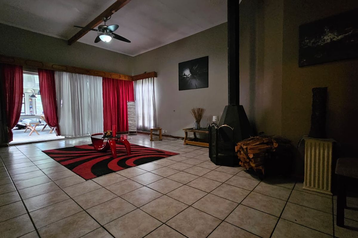 Contemporary Five Bedroom Home in Vanderbijlpark - Photo 4