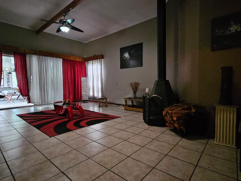 Contemporary Five Bedroom Home in Vanderbijlpark - Photo 4