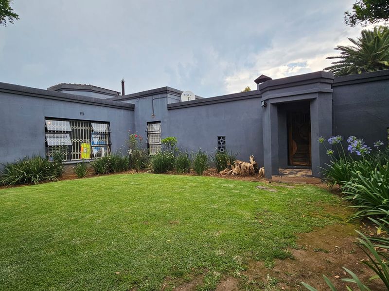 Contemporary Five Bedroom Home in Vanderbijlpark - Photo 9