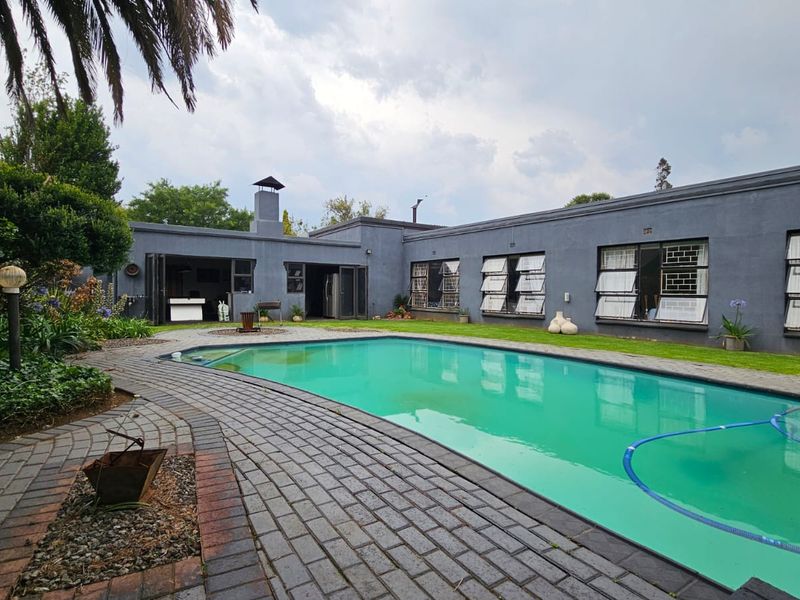 Contemporary Five Bedroom Home in Vanderbijlpark - Photo 6