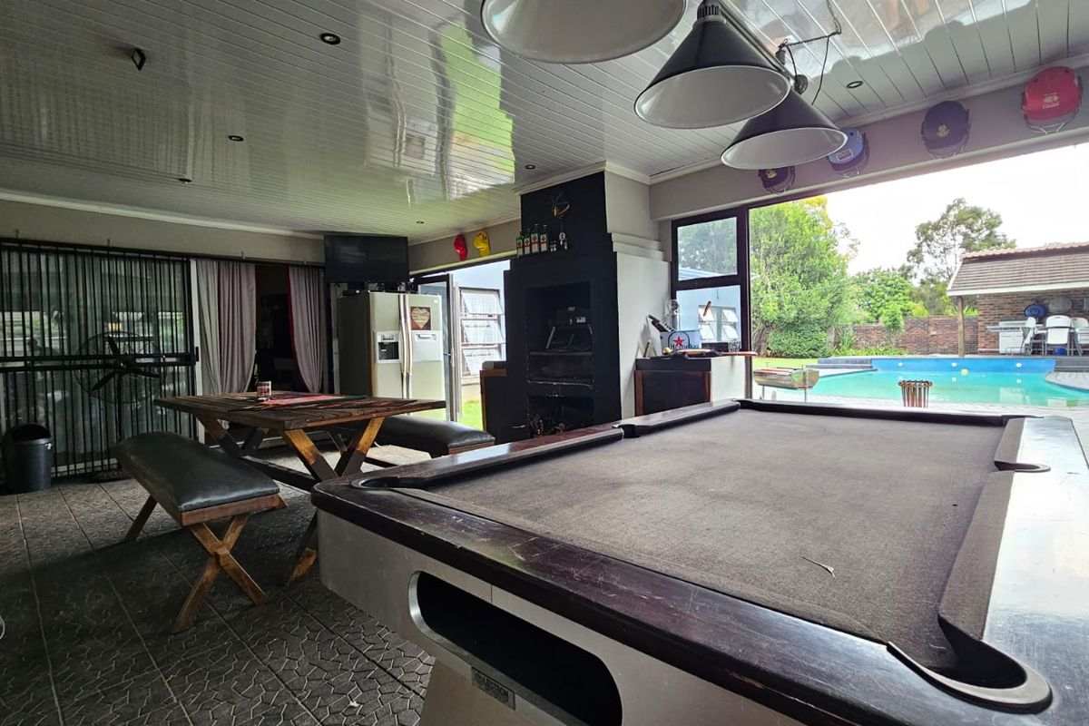 Contemporary Five Bedroom Home in Vanderbijlpark - Photo 3