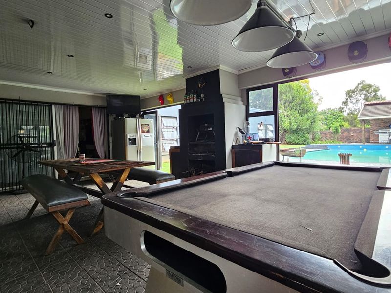 Contemporary Five Bedroom Home in Vanderbijlpark - Photo 3