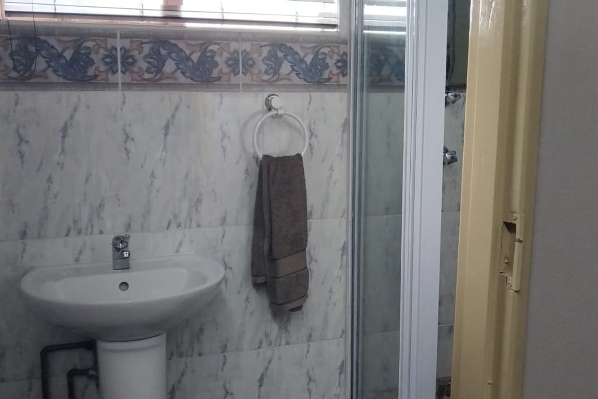 Spacious Family Home with Flatlets for Sale in Bedworth Park - Photo 5