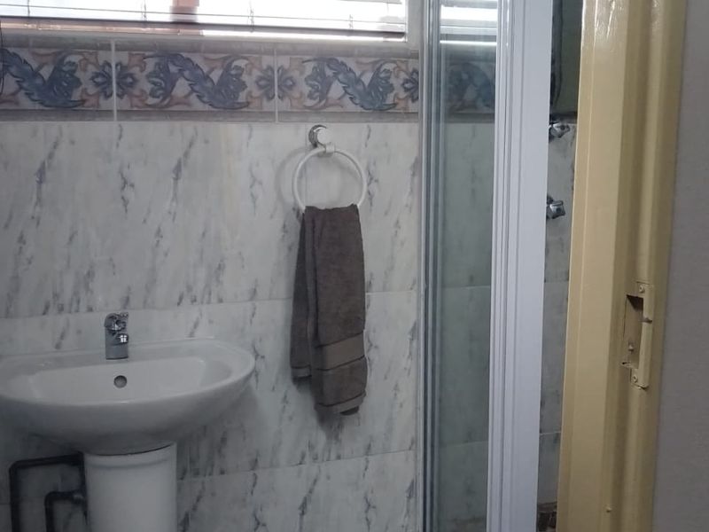 Spacious Family Home with Flatlets for Sale in Bedworth Park - Photo 5