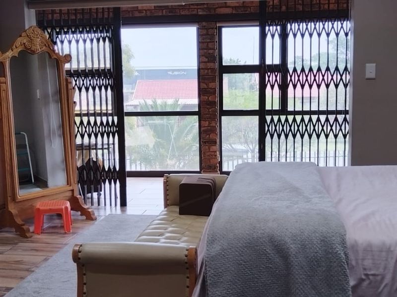 Spacious Family Home with Flatlets for Sale in Bedworth Park - Photo 2