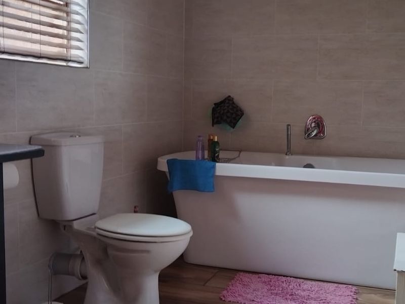 Spacious Family Home with Flatlets for Sale in Bedworth Park - Photo 10