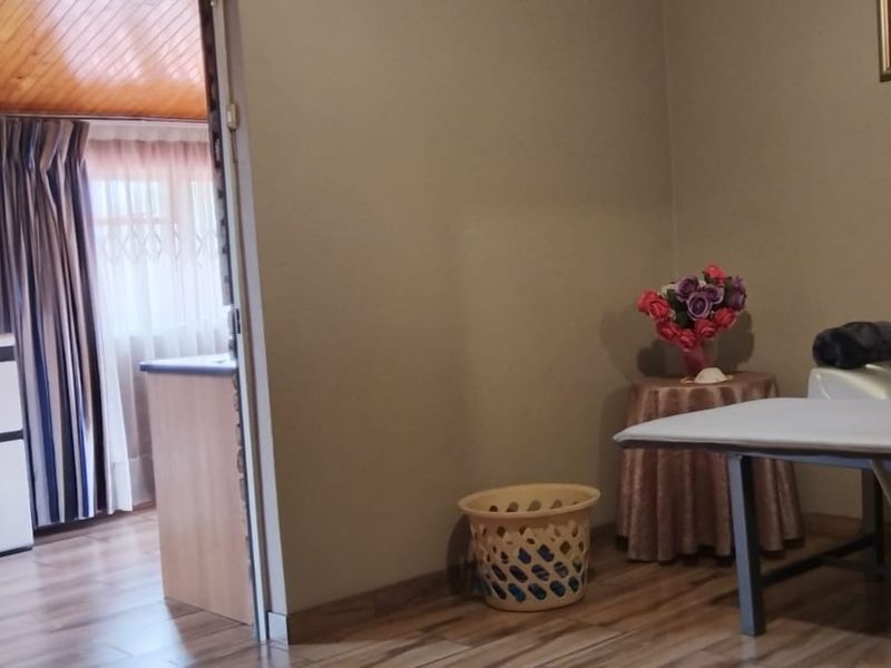 Spacious Family Home with Flatlets for Sale in Bedworth Park - Photo 8