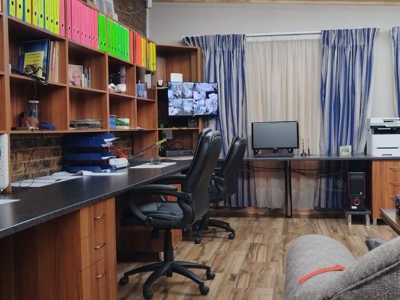 Spacious Family Home with Flatlets for Sale in Bedworth Park - Photo 7