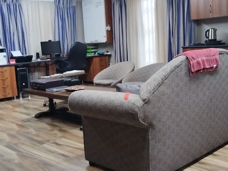 Spacious Family Home with Flatlets for Sale in Bedworth Park - Photo 6