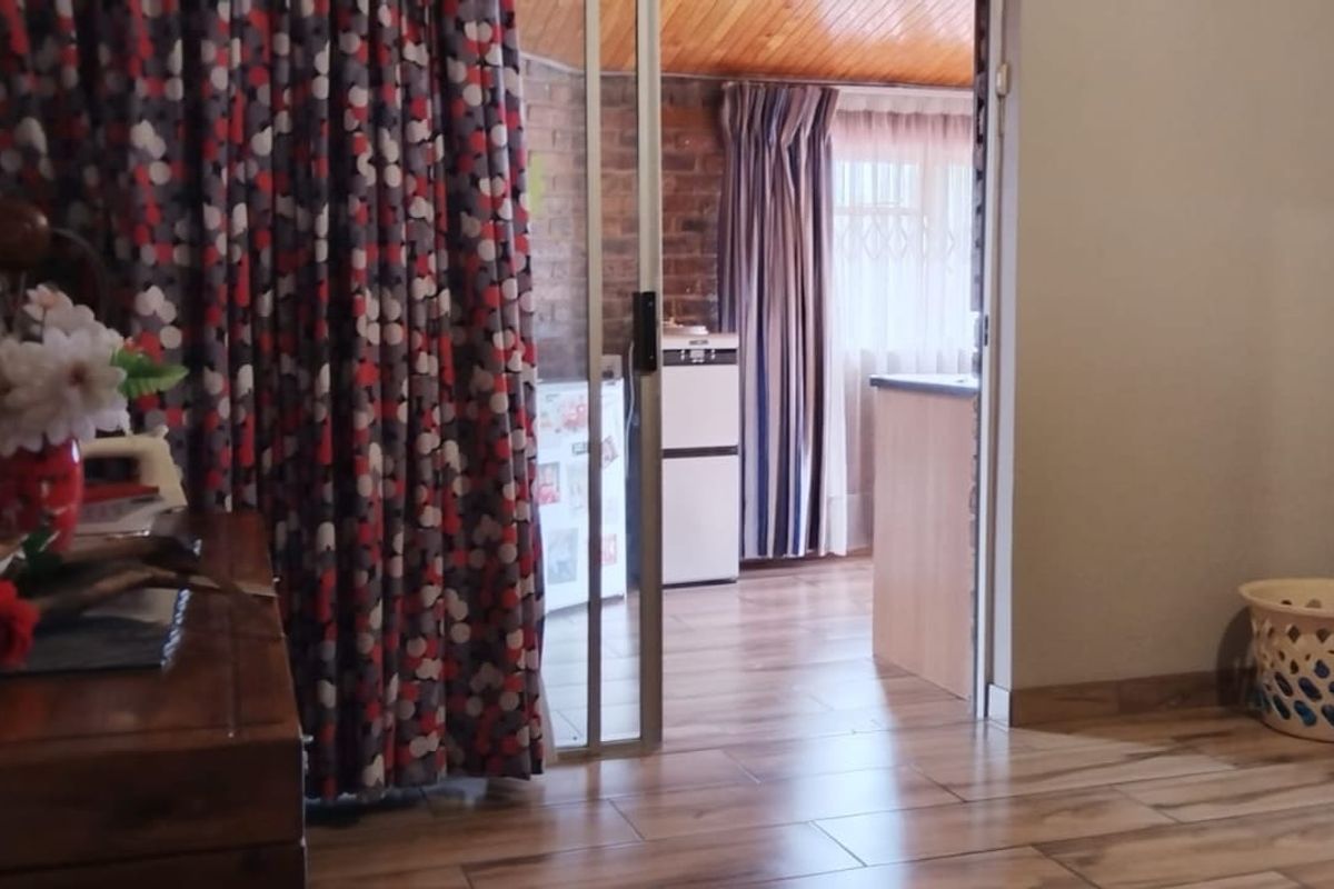 Spacious Family Home with Flatlets for Sale in Bedworth Park - Photo 4