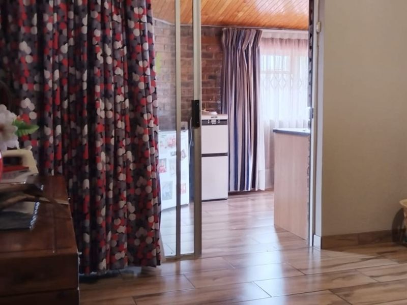 Spacious Family Home with Flatlets for Sale in Bedworth Park - Photo 4